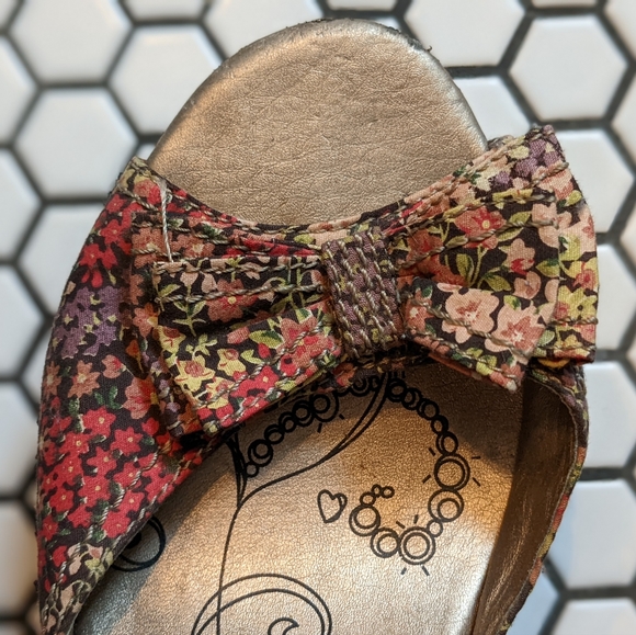 Sandals - Picture 3 of 4